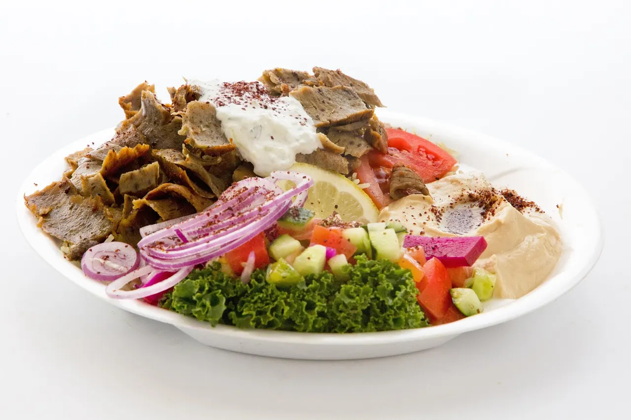 Tabakta döner, salata ve sos