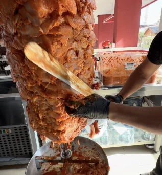 Usta dönerden kesiyor