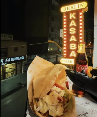 Gece ışıkları yanan Kasaba tabelası ve döner