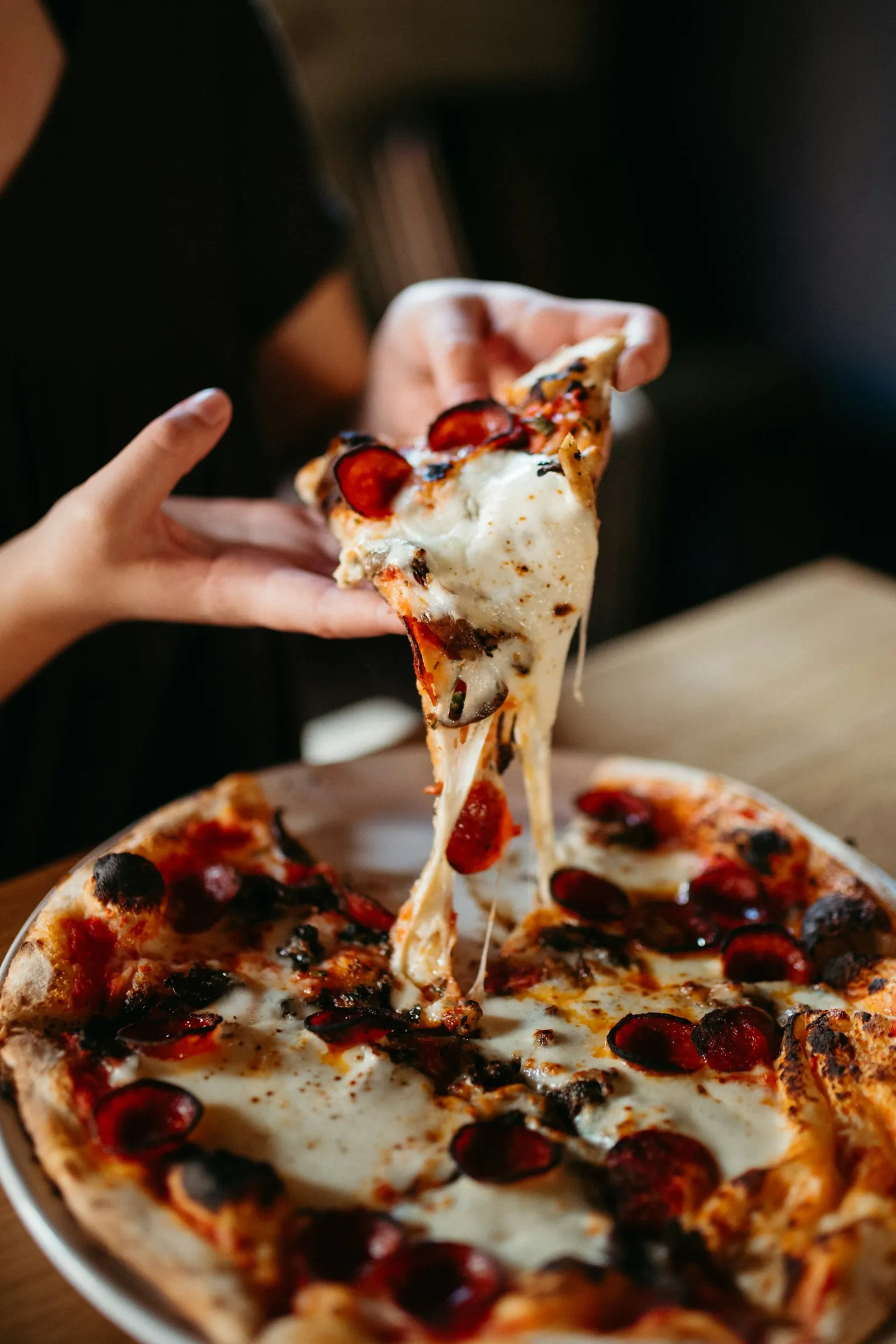 Peynirleri uzayan pizza dilimi